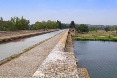 Canal du Midi köprüsü Beziers, Fransa 'da nehir kürelerini geçiyor..
