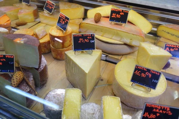法国贝齐尔市的奶酪商店 通用的法国奶酪品种名称 没有加商标的词 — 图库照片