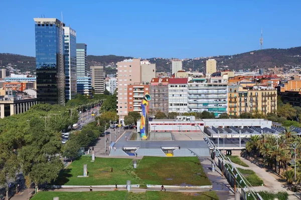 Barcelona Spain October 2021 巴塞罗那城景与琼 米罗公园 公园长满青草的部分也被称为 护卫队公园 — 图库照片