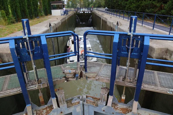 Beziers Francia Octubre 2021 Barco Utiliza Una Cerradura Canal Histórico — Foto de Stock