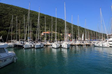 DUBROVNIK, CROATIA - 18 Temmuz 2021: Dalmaçya 'daki Dubrovnik ACI Marina' ya demir atmış yelkenliler. Hırvatistan, Avrupa 'da ünlü bir yaz yelkencilik beldesi.