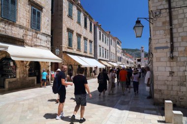 DUBROVNIK, CROATIA - 18 Temmuz 2021: UNESCO Dünya Mirası Bölgesi olan Dubrovnik Eski Kasabası 'ndaki parlaklaştırılmış kireçtaşıyla döşenmiş Stradun caddesini ziyaret edin.