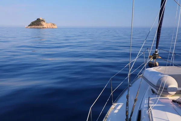 Ταξιδεύοντας Ακατοίκητο Νησί Στην Αδριατική Θάλασσα Φάρος Σούσατς Κοντά Στο — Φωτογραφία Αρχείου