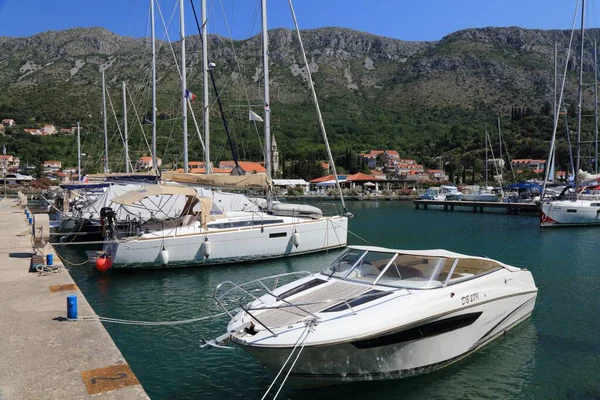 Dubrovnik Croatia 2021年7月18日 在达尔马提亚的Dubrovnik Aci Marina停泊的帆船 克罗地亚是欧洲著名的夏季航行目的地 — 图库照片