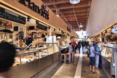 Stockholm, İsveç - 24 Ağustos 2018: İnsanlar Ostermalm'ın Pazar Hall (Ostermalms Saluhall) Stockholm ziyaret edin. Et, balık ve gurme odaklanarak bir gıda pazarı olan gıda.