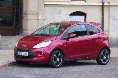 STOCKHOLM, SWEDEN - 24 Ağustos 2018: Ford Ka mini hatchback arabası Stockholm, İsveç 'te park edildi. İsveç 'te kayıtlı 4.8 milyon yolcu arabası var..