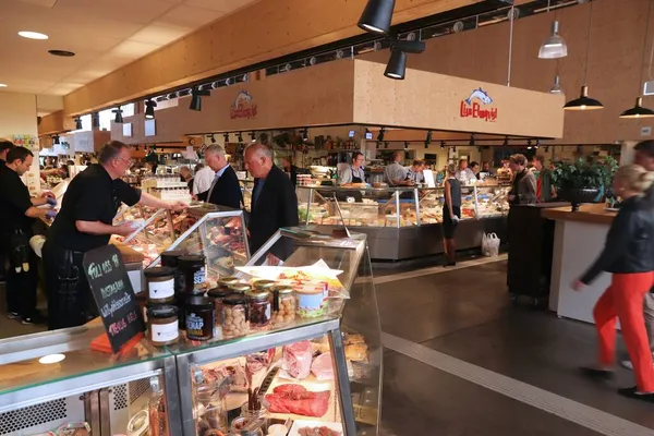 Стокгольм Шведен Августа 2018 Года Люди Посещают Рыночный Зал Остермальма — стоковое фото