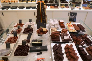 TOULOUSE, FRANCE - 28 Eylül 2021: Toulouse şehir merkezindeki yerel sanatsal çikolata ve çikolata atölyesi. Toulouse Fransa 'daki en büyük dördüncü komün..