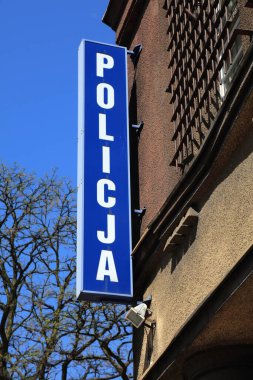 Polonya 'da Gliwice şehri. Eski karakol binası. Polonya Polisi - Polis. Genel işaret.