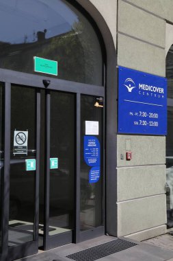 GLIWICE, POLAND - 11 Mayıs 2021: Polonya 'nın Gliwice şehrinde özel sağlık kliniği. Medicover İsveçli bir sağlık şirketidir..