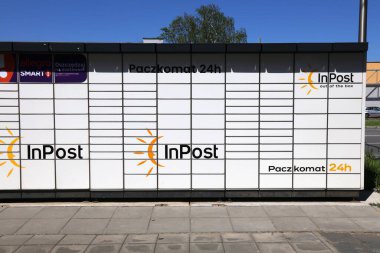 KEDZIERZYN-KOZLE, POLAND - 11 Mayıs 2021: Polonya 'daki paket dolap makinesi Paczkomat. Paczkomat makineleri Polonya 'daki InPost şirketi tarafından popülerleştirildi..