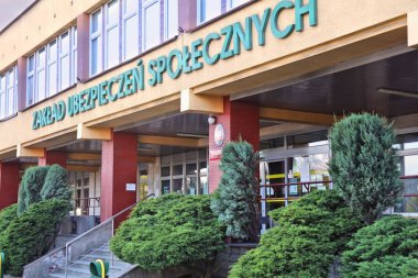 RYBNIK, POLAND - 11 Mayıs 2021: Rybnik, Polonya 'daki ZUS binası. ZUS, sosyal sigorta konuları için devlet kuruluşu Zaklad Ubezpieczen Spolecznych 'i (Sosyal Sigorta Kurumu) temsil ediyor.