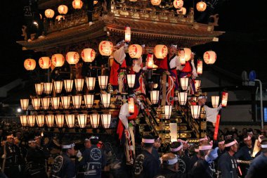 CHICHIBU, JAPONYA - 3 Aralık 2016: Japonya 'da Chichibu Gece Festivali' nde tören feneri şamandırası etkinliği. Chichibu Yomatsuri festivali 2016 yılında UNESCO 'nun Soyut Kültür Mirasları listesine eklendi.