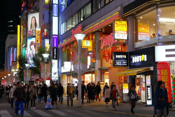 2016年11月29日 人々は夜に東京シティ池袋地区を訪問します 池袋は東京都豊島区の商業 エンターテインメント地区です — ストック写真