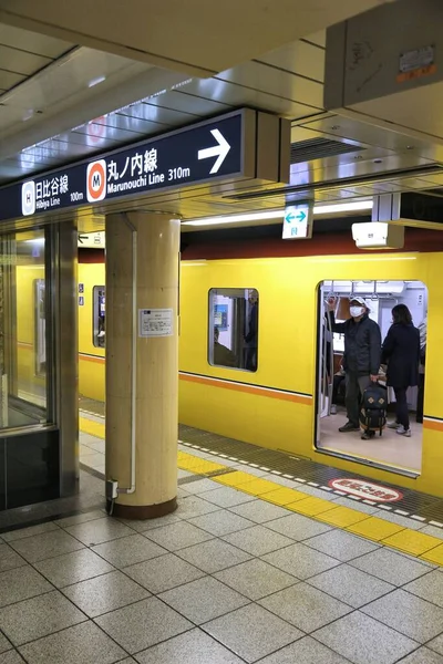 Tokyo Japan November 2016 Mensen Rijden Ginza Line Trein Van — Stockfoto