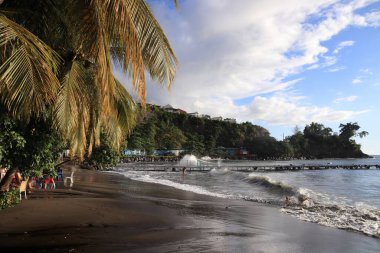 Guadeloupe siyah kumsal. Bouillante 'deki Malendure Plajı.
