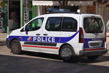 GuadelOUPE, FRANCE - 6 Aralık 2019: Pointe-a-Pitre şehir merkezinde polis arabası (Peugeot Partner). Pointe-a-Pitre Guadeloupe 'un en büyük şehridir..