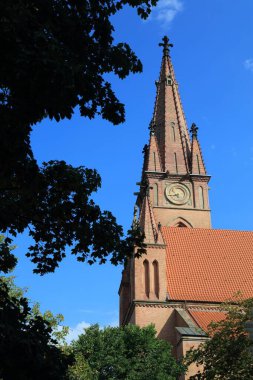 Dortmund şehri, Almanya. Eski Roma Katolik Kilisesi Liebfrauenkirche kutsallıktan çıkarıldı ve içinde bir kolomb mezarlığı haline getirildi..