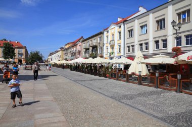 BIALYSTOK, POLAND - 12 Ağustos 2011: İnsanlar Polonya 'nın Bialystok kentindeki Rynek Kosciuszki şehir meydanını ziyaret ediyor. Bialystok, Polonya 'nın kuzeydoğusundaki en büyük şehir ve kültür başkentidir..