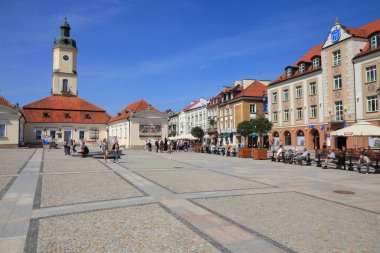 BIALYSTOK, POLAND - 12 Ağustos 2011: İnsanlar Polonya 'nın Bialystok kentindeki Rynek Kosciuszki şehir meydanını ziyaret ediyor. Bialystok, Polonya 'nın kuzeydoğusundaki en büyük şehir ve kültür başkentidir..