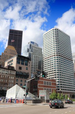 BOSTON, ABD - 8 Haziran 2013: Boston şehir merkezinde sokak manzarası. Boston kentsel bölgesinde 4,1 milyon kişi yaşıyor.