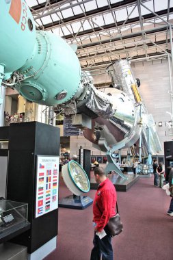 Washington, Dc - 13 Haziran 2013: Washington'daki Smithsonian Ulusal Hava ve Uzay Müzesi'ni ziyaret edin. Dünyanın en büyük tarihi uçak ve uzay aracı koleksiyonunu elinde bulunduruyor..