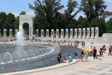 WASHINGTON, ABD - 13 Haziran 2013: İnsanlar Washington DC 'deki Ulusal Dünya Savaşı Anıtı' nı ziyaret etti. 2012 yılında ABD başkentini 18,9 milyon turist ziyaret etti..