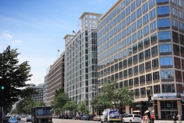 WASHINGTON, ABD - 13 Haziran 2013: Washington 'daki Pennsylvania Avenue NW' de sokak manzarası. Washington, ABD 'nin başkentidir. Şehir merkezinde 6 milyon insan yaşıyor..