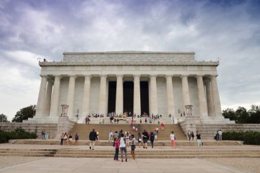 WASHINGTON, ABD - 13 Haziran 2013: İnsanlar Washington 'da Abraham Lincoln Anıtı' nı ziyaret ediyor. 2012 yılında ABD başkentini 18,9 milyon turist ziyaret etti..