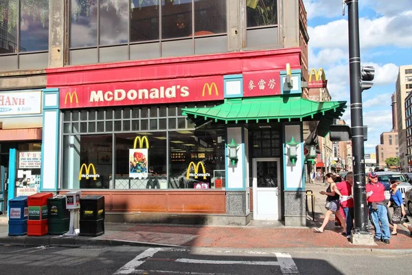 Boston Usa Giugno 2013 Gente Visita Ristorante Mcdonald Chinatown Boston — Foto Stock