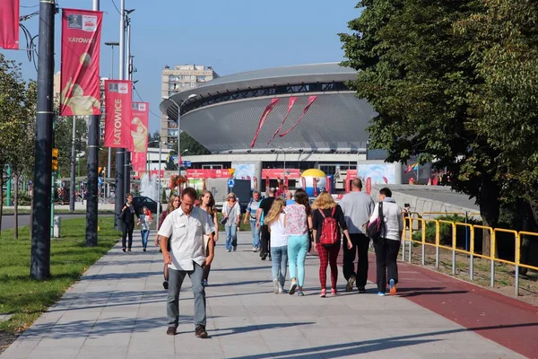 Katowice Polska Wrzesień 2014 Ludzie Idą Kierunku Wielofunkcyjnej Areny Spodka — Zdjęcie stockowe