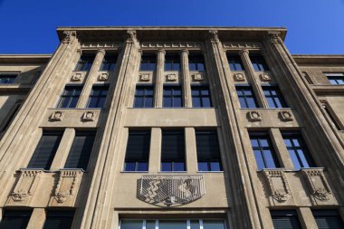 Kuzey Ren-Vestfalya Devlet Başbakanlığı (Almanca: Staatskanzlei des Landes Nordrhein-Westfalen), Almanya 'nın Düsseldorf kentindeki hükümet binası..