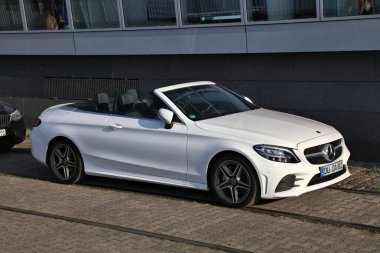 DÜZSELDORF, ALMANY 19 Eylül 2020: Mercedes-Benz C-Sınıfı üstü açık araba Almanya 'da park edildi. Almanya 'da kayıtlı 45.8 milyon araç bulunmaktadır (2017 itibariyle).).