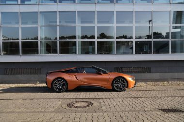 DÜZSELDORF, ALMANY 19 Eylül 2020: BMW i8 takılı hibrid spor araba Almanya 'da park edildi. Almanya 'da kayıtlı 45.8 milyon araç bulunmaktadır (2017 itibariyle).).