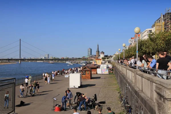 Dusseldorf Alemania Septiembre 2020 Gente Visita Paseo Marítimo Del Río —  Fotos de Stock