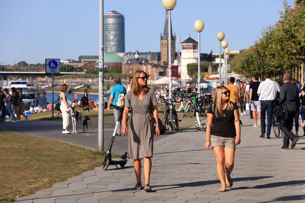 Dusseldorf Alemanha Setembro 2020 Pessoas Visitam Orla Fluvial Reno Dusseldorf — Fotografia de Stock