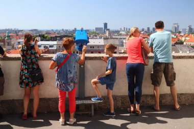 ZAGREB, CROATIA - 30 Haziran 2019: Turistler Hırvatistan 'ın başkenti Zagreb' deki şehir bakış açısını ziyaret ettiler. Zagreb, 1,2 milyon nüfusuyla Hırvatistan 'ın en büyük kenti konumunda bulunuyor..