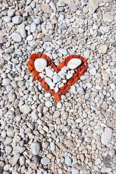 Plaj Taşları Çakıl Taşlarından Yapılmış Kırmızı Kalp Şeklinde Sevgililer Günü — Stok fotoğraf
