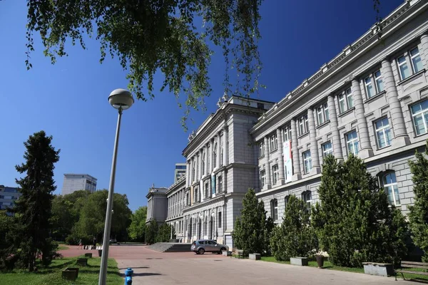 ZAGREB, CROATIA - 30 Haziran 2019: Hırvatistan 'ın başkenti Zagreb' deki halk meydanından görülen Mimara Müzesi. Zagreb, 1,2 milyon nüfusuyla Hırvatistan 'ın en büyük kenti konumunda bulunuyor..