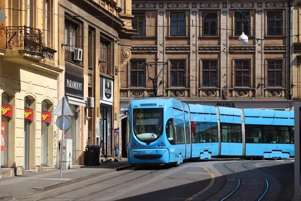 ZAGREB, CROATIA - 30 Haziran 2019: Hırvatistan 'ın başkenti Zagreb' de toplu taşımacılık mavi elektrikli tramvay. Zagreb, 1,2 milyon nüfusuyla Hırvatistan 'ın en büyük kenti konumunda bulunuyor..