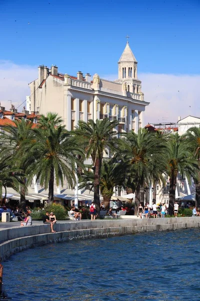 Split Kroatien Juli 2019 Touristen Besuchen Den Palmenboulevard Von Split — Stockfoto