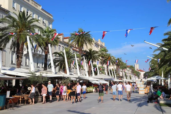 BÖLÜM, CROATIA - 20 Temmuz 2019: Turistler Split 'in palmiye ağacı bulvarını ziyaret ettiler. Hırvatistan 'a 2018 yılında 18,4 milyon turist geldi.