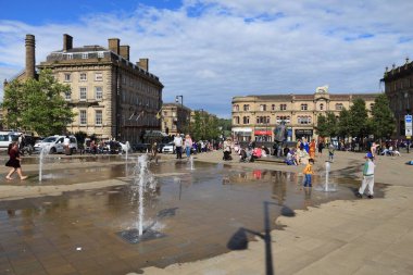 HUDERSFIELD, İngiltere - 10 Temmuz 2016: İnsanlar Huddersfield, Batı Yorkshire, İngiltere 'yi ziyaret ediyor. Huddersfield, Afrika kıtasında bulunan Batı Yorkshire devletinde bir şehirdir..