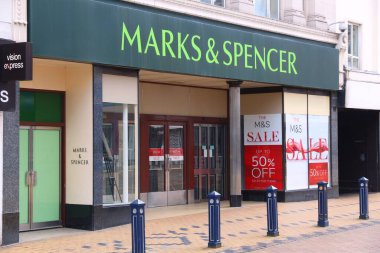 HUDERSFIELD, İngiltere - 10 Temmuz 2016: Huddersfield, İngiltere 'deki Marks & Spencer mağazası. M & S, 41 ülkede 1.010 mağazası bulunan büyük bir perakendecidir. Moda ve lüks mallar konusunda uzmanlaşmış..