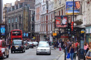 LONDON, İngiltere - 9 Temmuz 2016: İnsanlar West End, Londra 'daki Lyric Theatre ve Apollo Theatre' un yanından geçtiler. West End tiyatroları 2013 yılında 14.4 milyon bilet sattı..