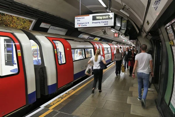 Londen Juli 2016 Passagiers Het Metrostation Londen London Underground Het — Stockfoto