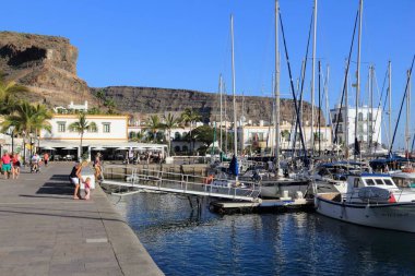 Gran Canaria, İspanya - 2 Aralık 2015: İnsanlar Puerto Mogan Marinada Gran Canaria, İspanya ziyaret edin. Kanarya Adaları kayıt 12.9 milyon ziyaretçi 2014 yılında vardı..