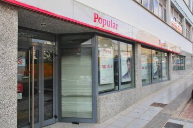 Büyük Kanarya, İspanya - 28 Kasım 2015: Gran Canaria, İspanya 'daki popüler banka şubesi. Banco Popular Espanol finans grubu 2017 yılında Banco Santander tarafından satın alındı..