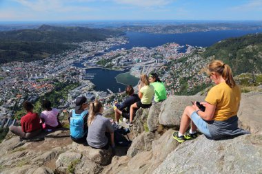 23 Temmuz 2020 'de insanlar Norveç' in Bergen kentinin yukarısındaki Ulriken dağ yolunda yürüyüş yaptılar. 643 metre yüksekliğindeki Ulriken, Bergen 'i çevreleyen Yedi Dağ' ın en yükseğidir..