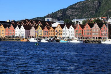 Bergen, Norveç - 23 Temmuz 2020 İnsanlar Norveç 'in Bryggen ilçesini ziyaret ediyor. Burası UNESCO 'nun Dünya Mirası Bölgesi.
